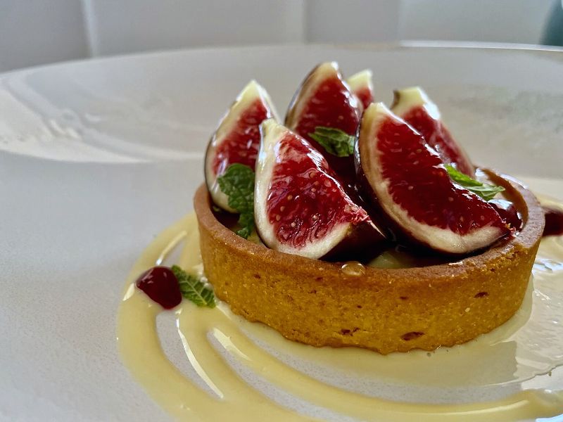 Fig tart with crème anglaise